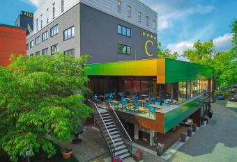 Hotel Central allows 18 year olds to book a room