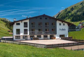 Der Lecher allows 18 year olds to book a room