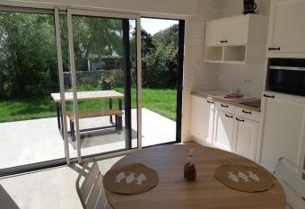 ETABLISSEMENT CHEZ JULES has Balcony rooms