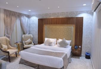 Crown City Hotel has Balcony rooms