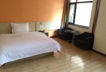 7Days Inn Lintao city Gold street allows 18 year olds to book a room