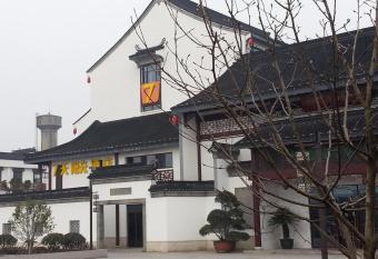 7Days Inn Suzhou Luzhi Ancient town allows 18 year olds to book a room