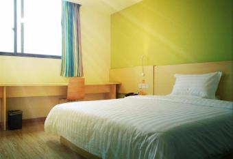 7Days Inn Shenzhen Shiyan allows 18 year olds to book a room