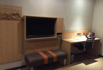 7Days Premium Chongqing Yangjiaping Walking Street Center allows 18 year olds to book a room