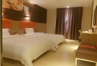 7Days Premium Shenzhen Longgang Dayun Metro Station allows 18 year olds to book a room