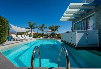 BLU House Wellness & SPA has Balcony rooms