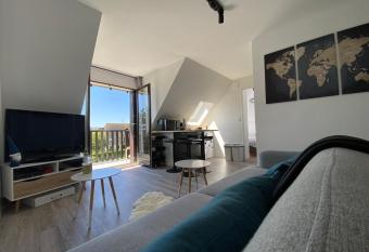 Escapade    Cabourg, 300M plage, calme et chaleureux has Balcony rooms