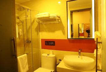 7Days Premium Chengdu Dufu Thatched Cottage allows 18 year olds to book a room