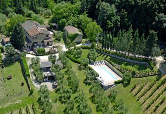 Vacanze in toscana con piscina allows 18 year olds to book a room
