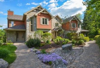 House On The Golf La Bte -10min To Tremblant 150 has Balcony rooms