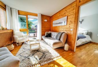 La M  nandi  re has Balcony rooms