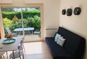 Appartement charmant et lumineux proche RENNES allows 18 year olds to book a room