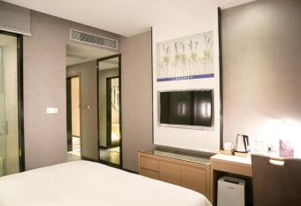 Lavande Hotel Shenzhen Qianhai Daqianli Pingzhou Subway Station allows 18 year olds to book a room