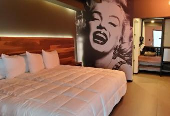 Hotel Rio Rita allows 18 year olds to book a room