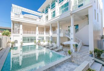 De Hug Hotel & Residence has Balcony rooms