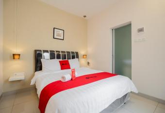 RedDoorz near Transmart Kalimalang has Balcony rooms