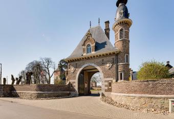 Poortgebouw Kasteel Borgharen - Maastricht allows 18 year olds to book a room