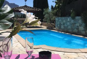 BOUTIQUE HOSTEL BY Cassis allows 18 year olds to book a room