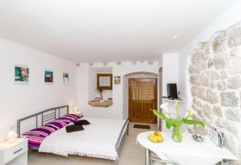 Apartment Lee Loo allows 18 year olds to book a room