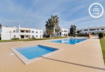 Pera Secret Garden & Pool by Homing allows 18 year olds to book a room