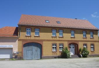 Ferienwohnung auf Vierseitenhof allows 18 year olds to book a room
