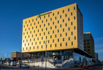 Holiday Inn Express - Nice - Grand Arenas, an IHG Hotel allows 18 year olds to book a room