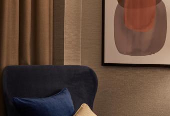 voco Edinburgh - Haymarket, an IHG Hotel has rooms with a private hot tub