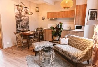 Les Apparts d  Agn  s - Carmen allows 18 year olds to book a room