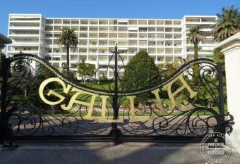 Apartment Cannes Gallia allows 18 year olds to book a room