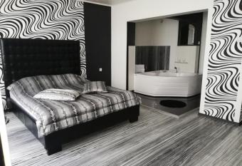                                                has rooms with a private hot tub