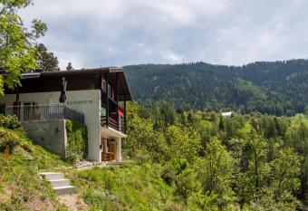 Chalet Ravenstein has Balcony rooms