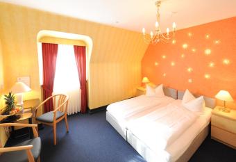 Hotel Purucker allows 18 year olds to book a room