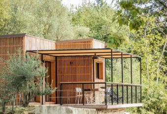 Les Cabanes de la Fontaine has Balcony rooms