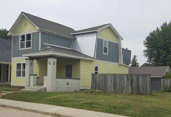 New 4 Bedroom House for Downtown Travelers!!! has Balcony rooms