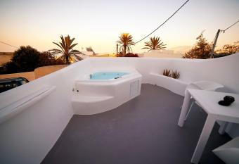 Eternity Suites Santorini has rooms with a private hot tub