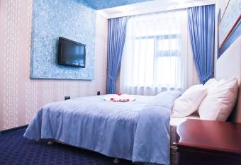 Dubai International Hotel has rooms with a private hot tub