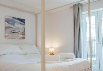 Sennen Cove Cottage has Balcony rooms