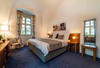 Hotel Pansk   Pivovar allows 18 year olds to book a room