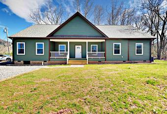 Serenity Views Comfort - Close to City & Parkway! has Balcony rooms