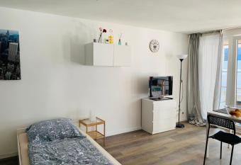 Kleine Wohnung im Herzen von Leverkusen Opladen allows 18 year olds to book a room