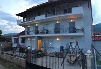 Rena Apartments has Smoking/Balcony rooms