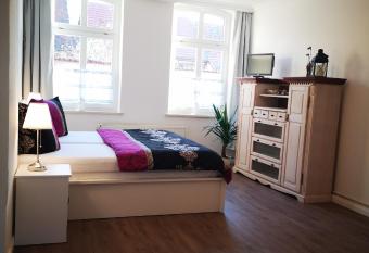 Strada Giardino Tangerm  nde allows 18 year olds to book a room