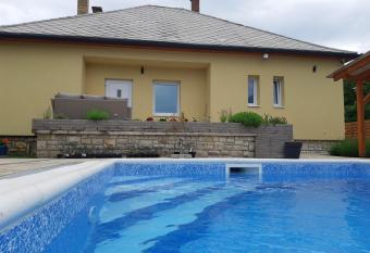 Galagonya Apartman has Balcony rooms