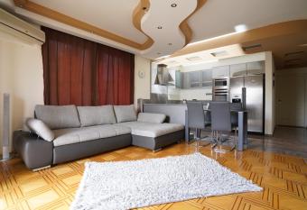 The Pearl of Buda has rooms with a private hot tub