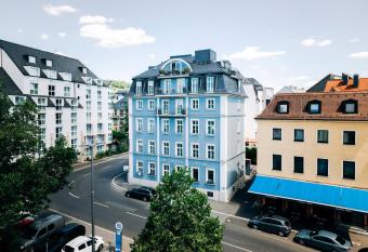 DAS v EVERT Hotel - am Congress Centrum W  rzburg allows 18 year olds to book a room