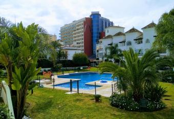 Apartamento con piscina y terraza junto a la playa allows 18 year olds to book a room