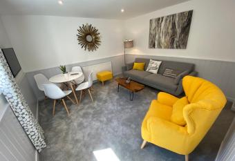 Sunnybeach Holiday Apartments allows 18 year olds to book a room