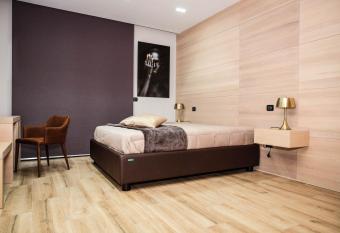 ALMA ROOM has Balcony rooms