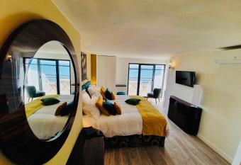 Le Paquebot has Balcony rooms