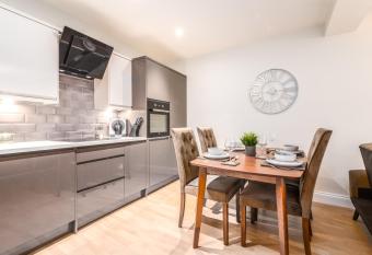 Stafford St Luxury Central Apartment 2 Bedrooms has Balcony rooms